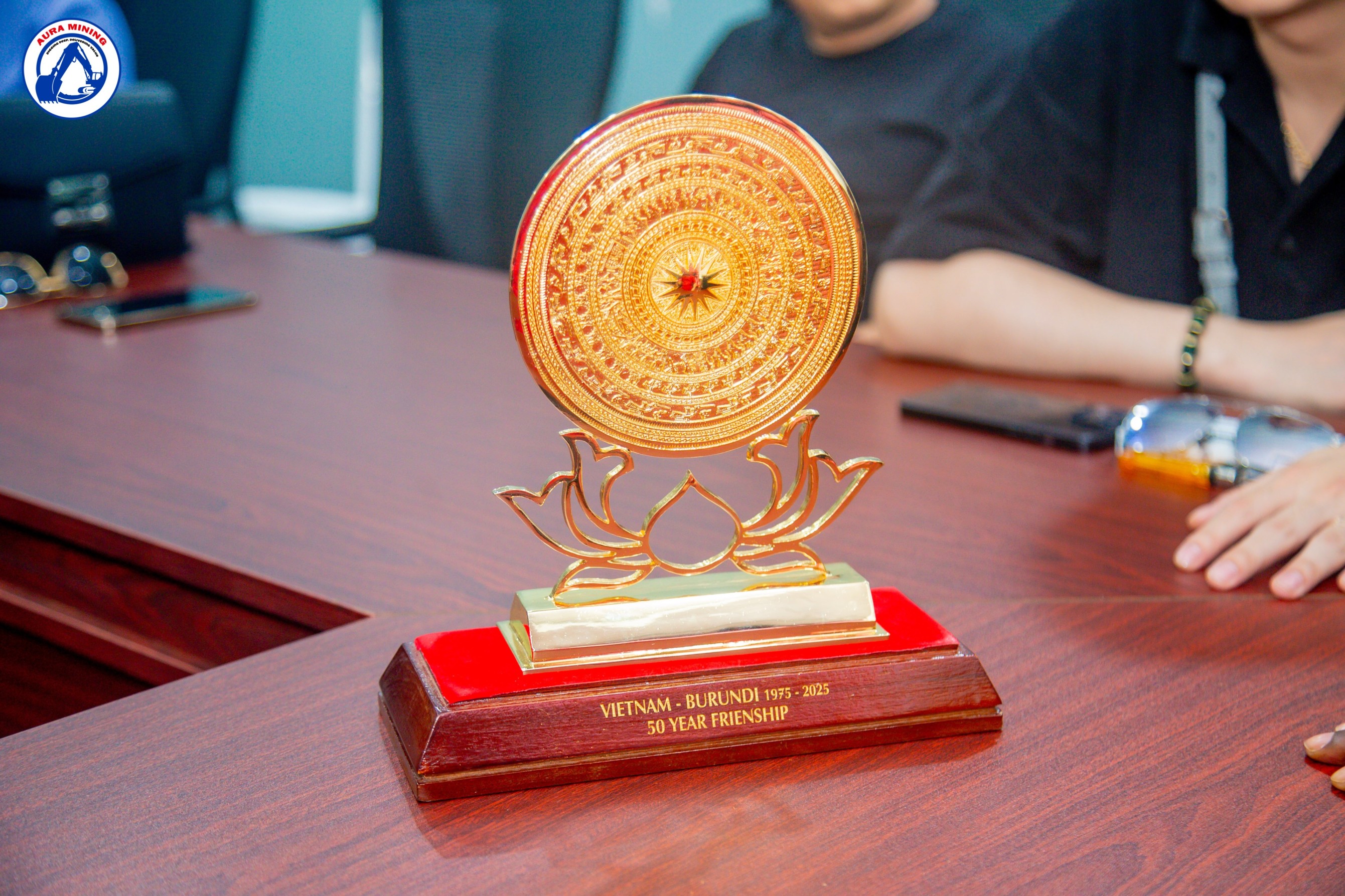 Gift Presentation by Vietnamese Partners to Aura Group CEO